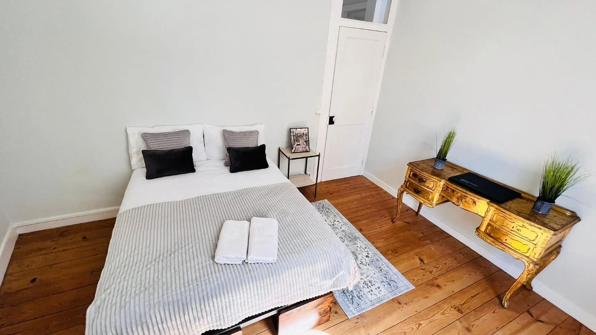 Apartment Best Location To Visit Sintra, Next To Station, Perfect For Tourists